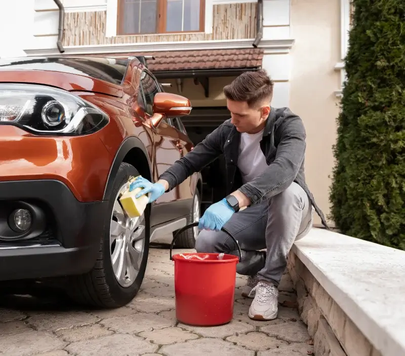 Lavage auto à domicile Guchan : professionnel intervenant sur un véhicule